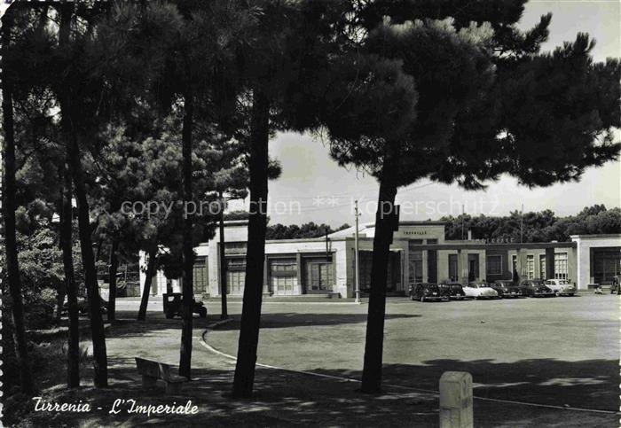 Tirrenia Pisa Toscana IT L Imperiale Pinien Piazza Gebaeude Autos Kurort Seebad