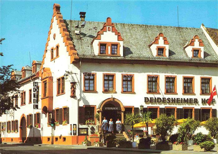Deidesheim Hotel-Deidesheimer-Hof Hahnhof Marktplatz Stufengiebel Tracht Sonnens