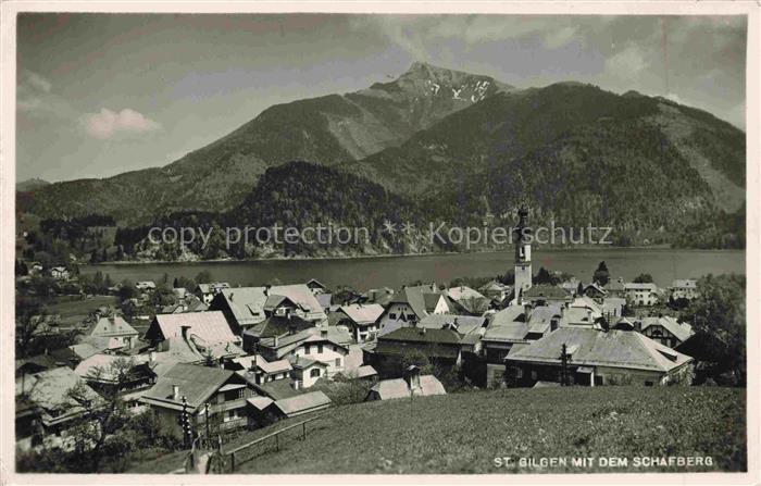 St Gilgen  Wolfgangsee AT Ortsansicht mit Kirche Blick gegen Schafberg