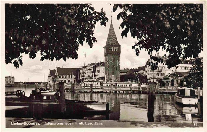 LINDAU  Bodensee Bayern Hafenpromenade mit altem Leuchtturm