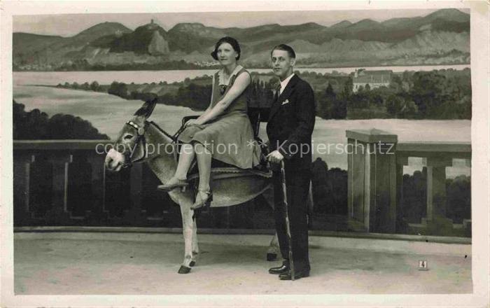 Drachenfels Ruine Koenigswinter NRW Rheinpartie mit Dame auf Esel und Begleiter