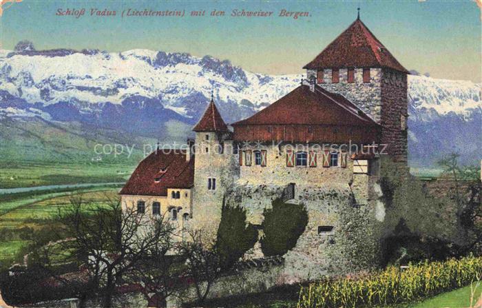 Vaduz Liechtenstein FL Schloss Vaduz mit den Schweizer Bergen
