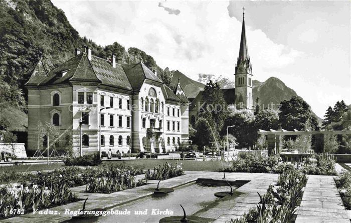 Vaduz Liechtenstein FL Regierungsgebaeude und Kirche