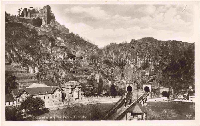 Altenahr Ahrweiler Rheinland-Pfalz Burgruine Are mit den 3 Tunnels