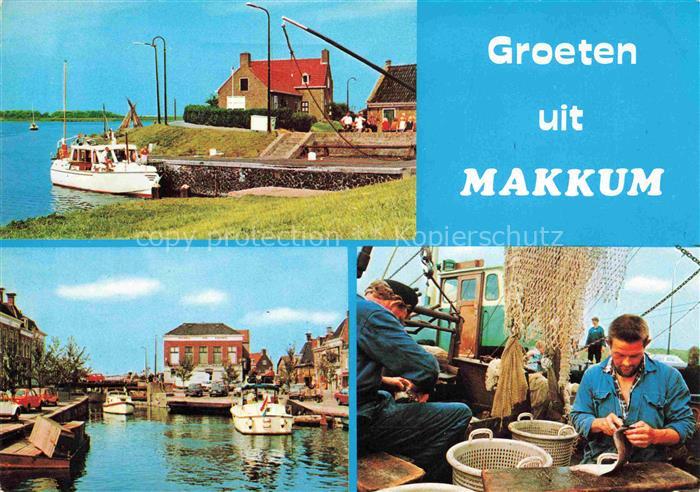 Makkum Friesland NL Kanal Bootshafen Fischer beim Netztflicken