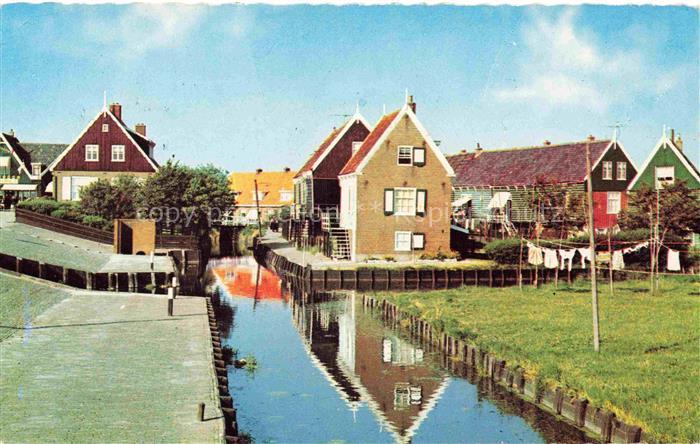 MARKEN NL Teilansicht Haeuser am Kanal