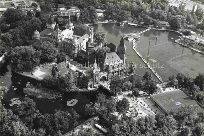 BUDAPEST HU Schloss Vajdahunyad im Stadtwaeldchen