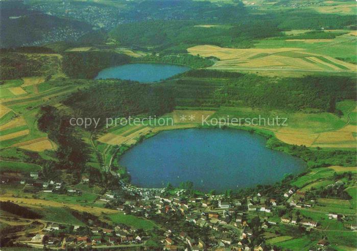Schalkenmehren Maar Vulkaneifel Rheinland-Pfalz mit Schalkenmehrener Maar und We