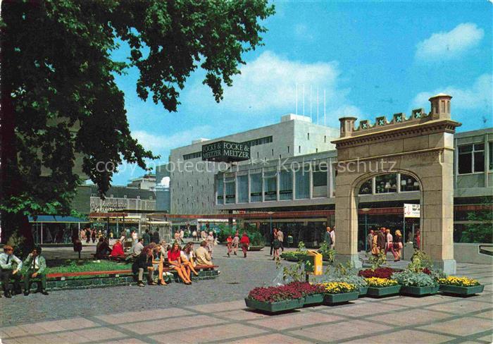 ROTTERDAM  NL Lijnbaan met Oude Poort van het Ziekenhuis Coolsingel