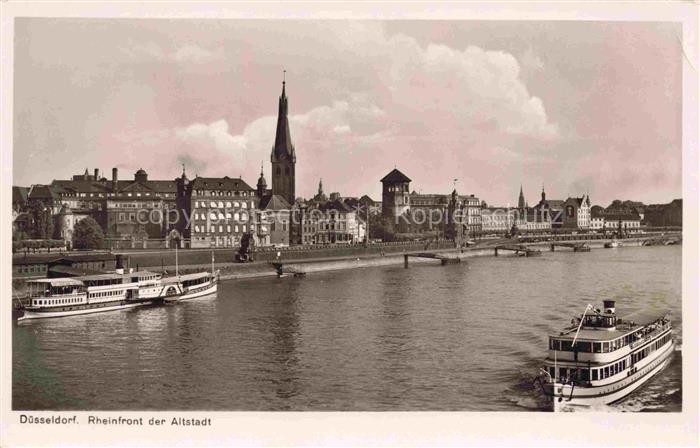 Dampfer Seitenrad Duesseldorf Rheinfront der Altstadt