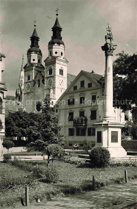 Brixen Bressanone Suedtirol IT Blick zur Kirche Denkmal