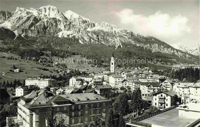Cortina d Ampezzo Veneto IT Ansicht mit Kirche verso le Tofane