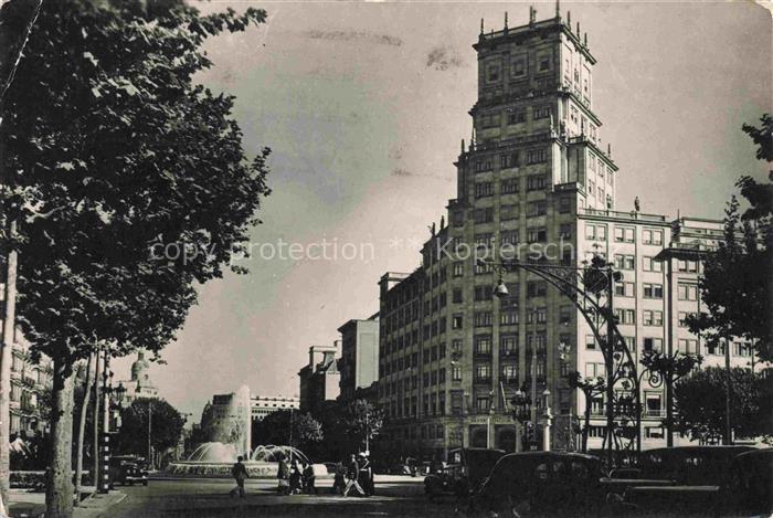 BARCELONA Cataluna ES Fuente monumental en la Avenida de Jose Antonio y Paseo de
