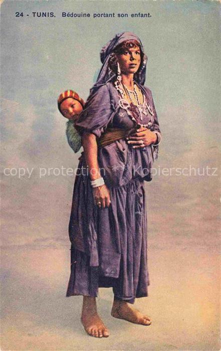 TUNIS Tunesie Bedouine portant son enfant