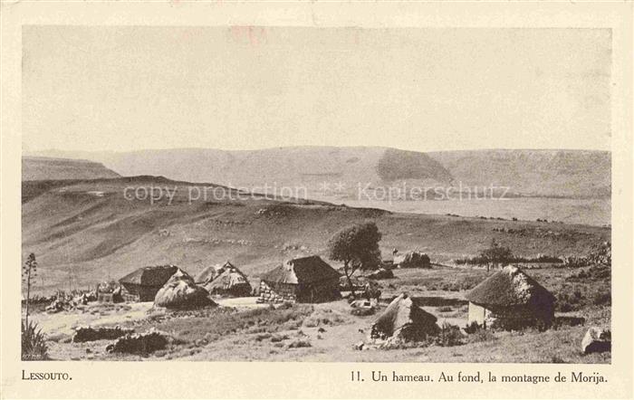 Lessouto Lesotho Un hameau Au fond la montagne de Morija