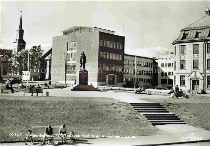 Tromso Norge Parti fra byen med Roald Amundsens statue