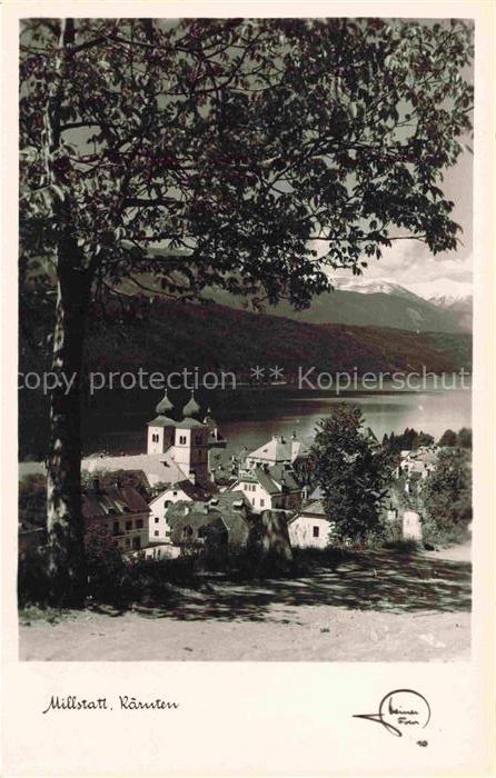 Millstatt Millstaettersee Kaernten AT Teilansicht mit Kirche Blick auf den See u