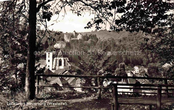 Neuerburg Eifel Bitburg-Pruem Rheinland-Pfalz Ruhebank Blick auf den Ort Kirche