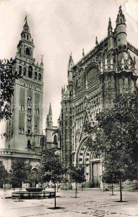 SEVILLA Andalucia ES Patio de los Naranjos y Catedral