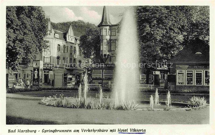 BAD HARZBURG Niedersachsen Springbrunnen am Verkehrsbuero mit Hotel Viktoria