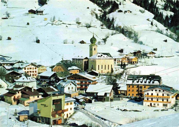Saalbach -Hinterglemm Pinzgau-Pongau AT Teilansicht mit Kirche im Winter