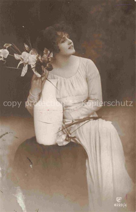 Foto GLCo Nr. 6223/4 Frau Blumenvase