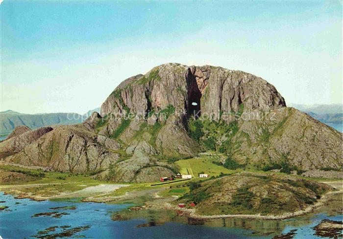 Torghatten Norge ved Bronnoysund Fliegeraufnahme