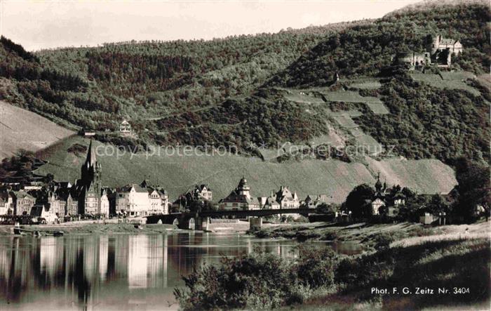 BERNKASTEL-KUES Berncastel Rheinland-Pfalz Moselpartie mit Ruine Landshut