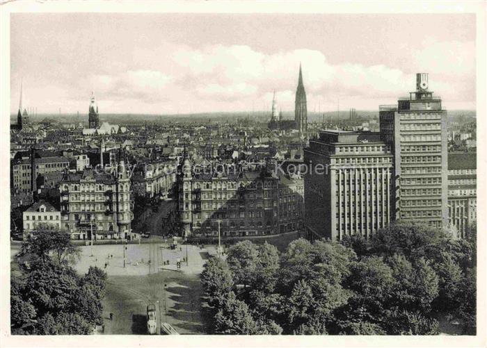 HAMBURG  CITY Karl Muck Platz mit Blick auf die Stadt