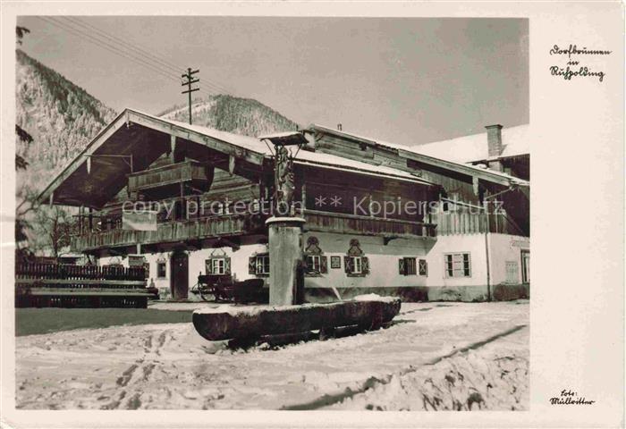 Ruhpolding Bayern Dorfbrunnen Ortszentrum im Winter