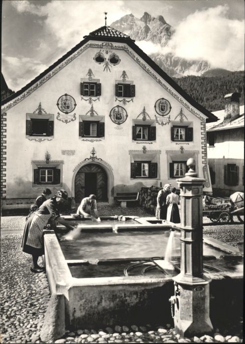 Scuol Waescherinnen Dorfbrunnen
