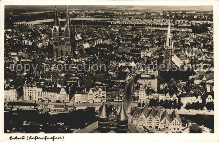 Luebeck Stadtmitte Kirche Fliegeraufnahme