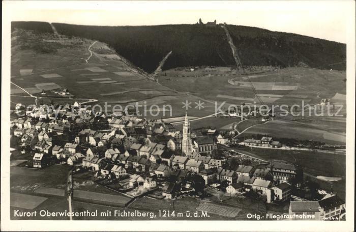 Oberwiesenthal Erzgebirge Gesamtansicht Kurort mit Fichtelberg Fliegeraufnahme