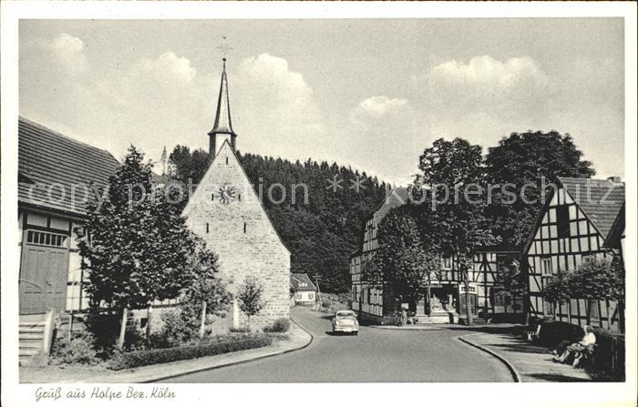 Holpe Dorfstrasse mit Kirche Auto