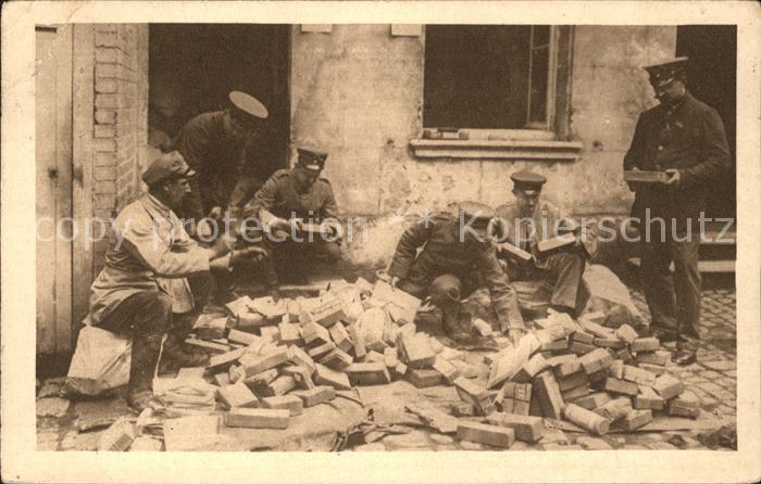 Hamburg Wiederaufbau Soldaten mit Truemmersteinen