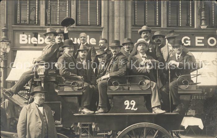 Hamburg Gruppenfoto Herren auf Wagen