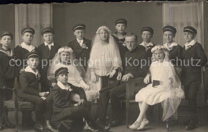 Konstanz Bodensee Erstkommunion Gymnasium Kinder Pfarrer Gruppenfoto