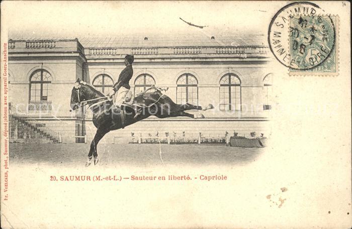 Saumur Sauteur en liberte Capriole Cheval Stempel auf AK
