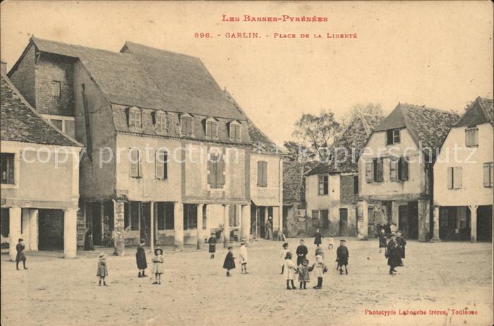 Garlin Pyrenees-Atlantiques Place de la Liberte