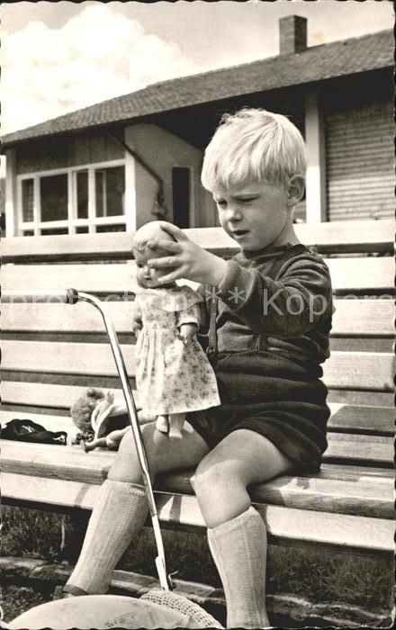 Sulzburg SOS Kinderdorf Junge mit Puppe