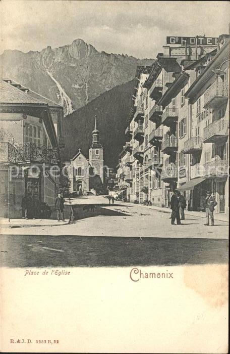 Chamonix Place de l'Eglise et les Montagnes