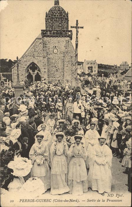 Perros-Guirec Sortie de la Procession Eglise