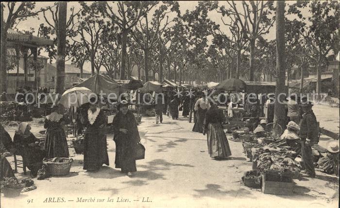 Arles Bouches-du-Rhone Marche sur les Lices