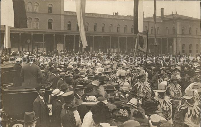 Augsburg Menschenansammlung Aufmarsch Ritterfahrt
