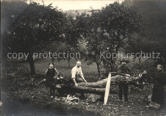 Dettingen Hohenzollern Famielie am Baum saegen