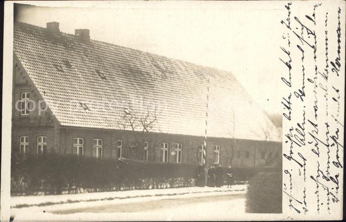 Hittfeld Gebaeude Frauen im Schnee