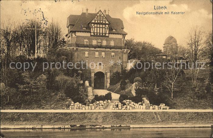 Luebeck Navigationsschule mit Kaisertor