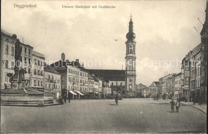 Deggendorf Donau Unterer Stadtplatz mit Grabkirche Brunnen