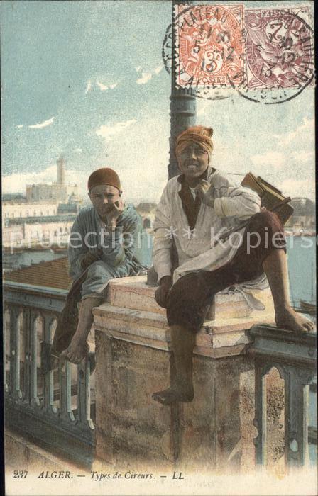 Algiers Maenner auf Gelaender