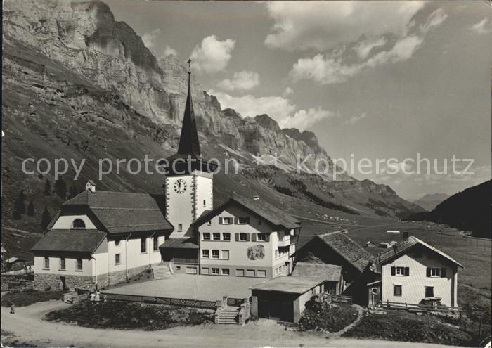 Attinghausen Kirche mit Schulhaus auf Urnerboden an der Klausenstrasse
